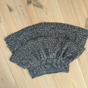 Blommig kjol i blått och vitt - En jättefin kjol till sommaren. Den är väldigt strechig och passar både xs-m skulle jag säga. Den har också inbyggda shorts i samma mönster.