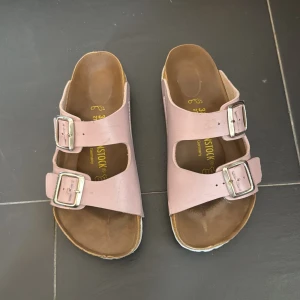 Birkenstock tofflor - Rosa birkenstock tofflor i bra skick nära få skador men syns inte så mycke , storlek 38, nypris över 1500