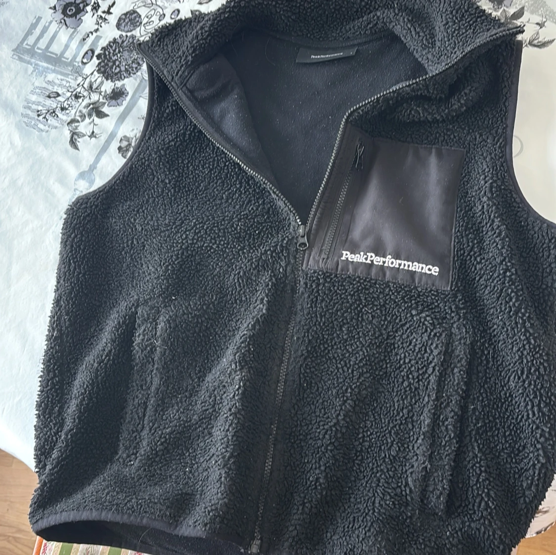 Svart fleeceväst från Peak Performance