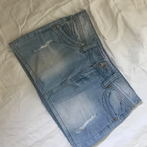 Jättesnygg ljusblå jeans kjol - Snygg jeanskjol me slitningar! Den är i toppen skick utan några defekter, tveka inte vid frågor!🤪🥰 