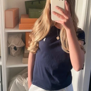 T-shirt - Snygg Marinblå t-shirt med korta ärmar och klassisk passform. (inte riktig ralph lauren)