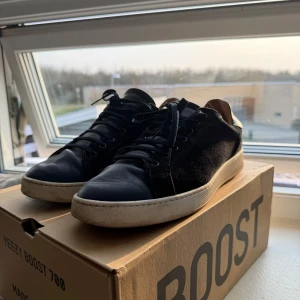 Max Martini barcelona - Snygga blå sneakers med snörning och vit sula. Perfekta för en stilren look. Skorna har en klassisk design som passar till många olika outfits. Skorna är från Max martini Milano och modellen heter Barcelona.