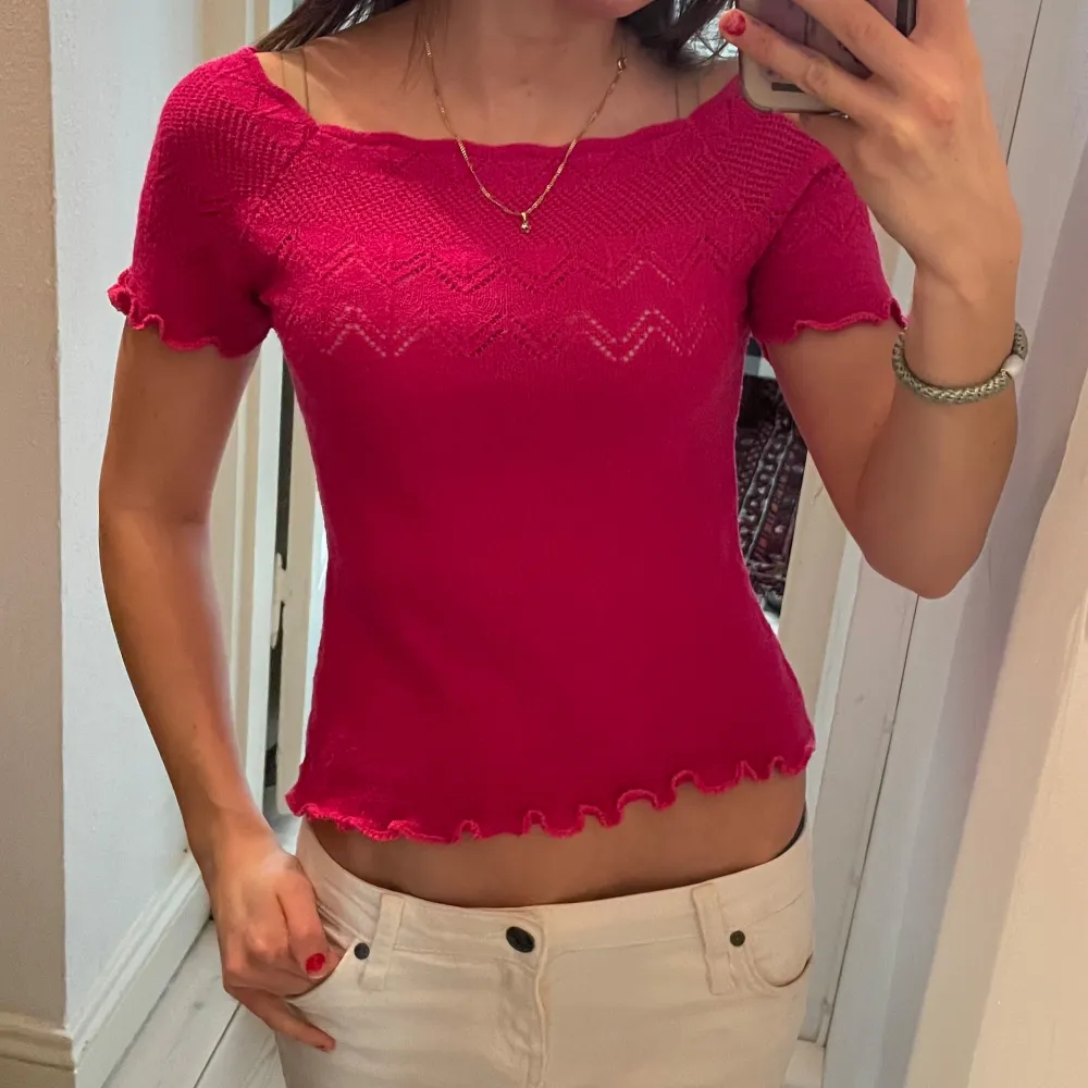 Säljer en söt rosa ribbad topp med korta ärmar och vågig kant. . Yläosat.