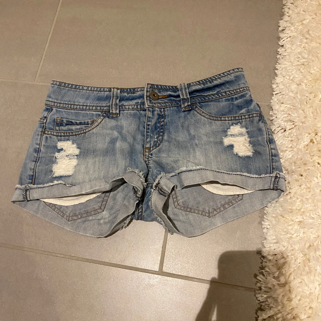 Jeans shorts med slitningar 