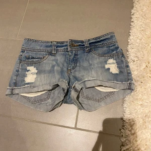 Jeans shorts med slitningar  - Superfina jeansshorts från only! Dem är vintage. Midjemått rakt över 35. Passar XXS-XS. Säljer pga av att dem inte passar så inga bilder på!