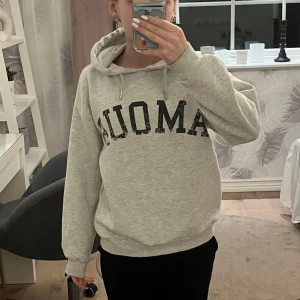 Grå hoodie med text och stjärna - Säljer en grå hoodie med texten 'AMOUR' i svart på framsidan och en stjärna på baksidan. Tröjan har en bekväm passform med långa ärmar och en praktisk huva. Perfekt för en avslappnad stil. Den är mjuk inuti och super skön. Använd typ 3 gånger. Kostade 250 kr när jag könte den. Den är jätte mysig 😍kontakta mig om ni är intresserade! 