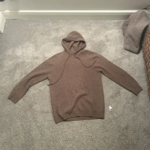 Merinoull hoodie - Säljer en stilren beige hoodie i 100% merinoull.          Skick 10/10. Den är från märket Viellas och kostar 899kr ny. Färgen på bilden skiljer lite ifrån färgen i verkligheten. Har en likadan fast blå på min mobil ifall denna inte riktigt skulle vara för dig 🌟 