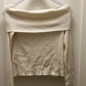 Off shoulder  - Creamfärgad/vitt Off shoulder tröja i storlek M men passar mig perfekt som har S. Använd knappt hel och ren 