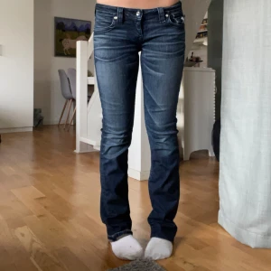 Mörkblå jeans med broderad bakficka - Snygga mörkblå true religon jeans med en broderad bakfick, säljer då det ej kommer till användning💕💕