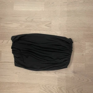 Svart tubtopp - Snygg svart tubtopp från H&M som aldrig andvändts. Ska flytta snart så vill gärna bli av med allt så fort som möjligt (pris kan diskuteras)💕