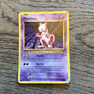 Mewtwo Pokémonkort - Säljer ett Mewtwo Pokémonkort med 130 HP. Kortet har Psychic och Barrier attacker. Perfekt för samlare eller Pokémon-entusiaster!