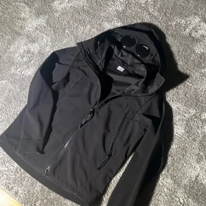 C.P. Company jacka - Säljer en riktigt snygg jacka från C.P. Company i bra skick. Storlek 48 så sitter som en S. Bara att skriva vid frågor🙌🏻🙌🏻