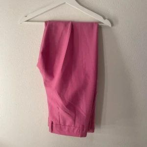 Rosa kostymbyxor - Snygga rosa kostymbyxor i storlek w:30 l:32. Ska flytta snart så vill gärna bli av med allt så fort som möjligt (pris kan diskuteras)💕