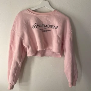 Rosa croppad sweatshirt  - Säljer en rosa croppad sweatshirt med tryck framtill. Ska flytta snart så vill gärna bli av med allt så fort som möjligt (pris kan diskuteras)💕