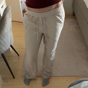 Beige linnebyxor - Snygga beige byxor från 157 i storlek XS. De är använda ett fåtal gånger och säljs för att de kommer inte till användning längre. Fråga om bättre bilder om det behövs och priset kan diskuteras!