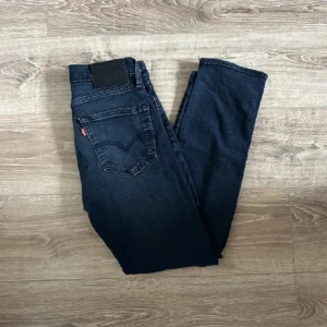 Mörkblå jeans från Levi's - Snygga mörkblå jeans från Levi's med klassisk design. Storlek W30 L30. Bra skick