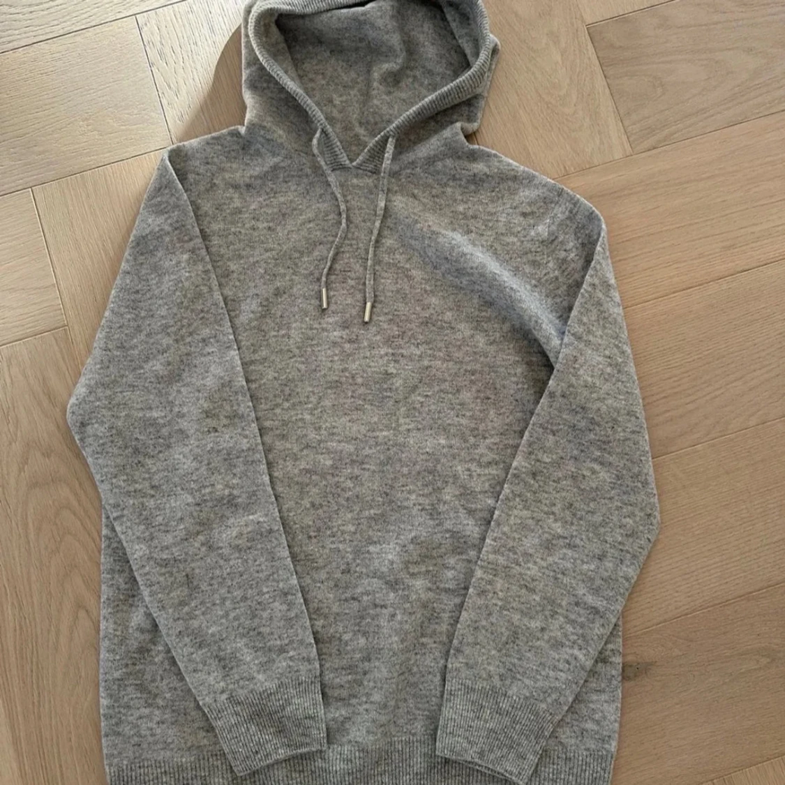 Grå hoodie - 1