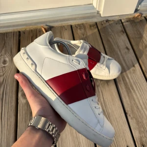 Valentino open, Nyskick! - Storlek 40 fits 41📏 Äkta✅ Unisex🤝 Mycket bra skick⭐️ Inget og❌ Skriv vid minsta fundering!🙏