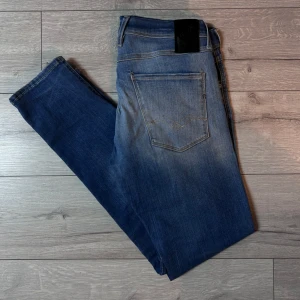 Blå jeans från Replay - Snygga blå jeans från Replay i modellen Anbass. De har en klassisk femficksdesign och en lätt tvättad look som ger en avslappnad stil. Perfekta för en casual outfit.