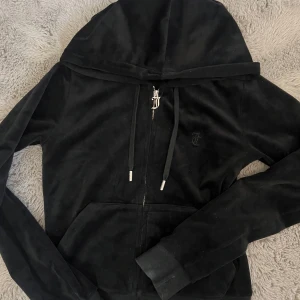 Svart juicy tröja  - Säljer denna juicy tröja för den tyvärr inte passar längre, den är i bra skick och inga skador. Kan diskutera priset, kontakta vid frågor!!