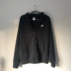 Svart ziphoodie Nike - Svart ziphoodie orginal från Nike. Skön och perfekt hoodie. Orginalpris är 899.