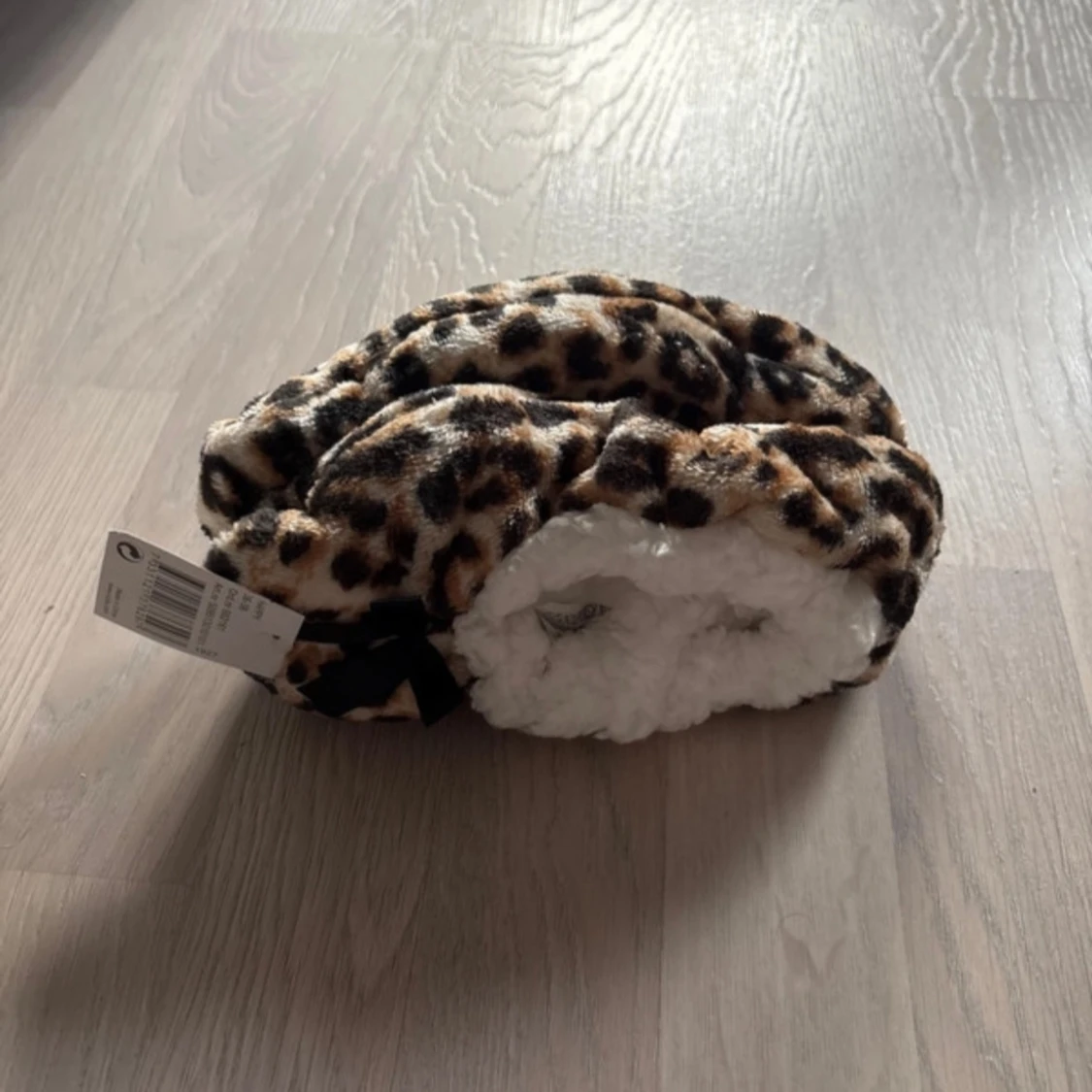 Leopardmönstrade tofflor med rosett - 1