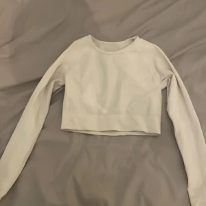 Vit ribbad tröja från aim’n - Säljer en stilren vit ribbad tröja med lång ärm. Tröjan är croppad och passar perfekt för en trendig look. Kan Andvändas som tränings tröja eller bara till ett par svarta byxor .  Storlek M men passar också S då den är stretchig.Hör av dig vid intresse! 🤍