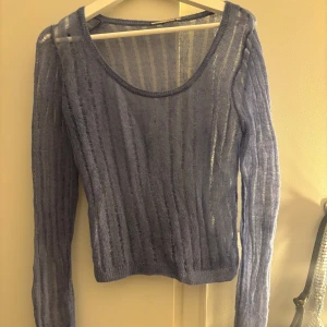 Blålila transparent tröja - Säljer denna blå/lila tröja som är så cool! Klippt av lappen då man kan använda den åt båda hållen💙💙