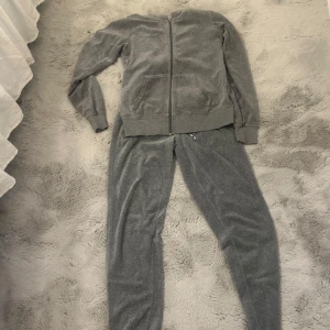 Grå hoodie o byxor Cubus  - Mysig grå hoodie i fleece med dragkedja framtill och fickor. Och byxor 