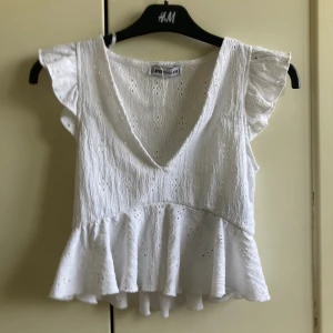 Vit volang topp - Så fin topp från New Yorker. Storlek är XSS som skulle säga att den passar  xss-s. 