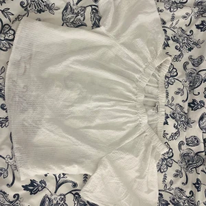 Sommrig blus - Jättefin sommrig vit offshoulder blus köpt på Kappahl. Är använd endast en gång och är därför i nyskick, kan även skicka bilder om man vill se hur den ser ut på💕