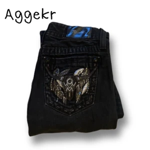 Vintage Miss Me Jeans Bootcut Lågmidjade - Säljer ett par jätte snygga miss me jeans, De är bootcut och lågmidjade, storlek 26! Inga slitningar, skriv ifall du har frågor🙏