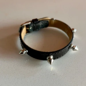Svart armband Spike Maria Nilsdotter - Svart läderarmband från Maria Nilsdotter.