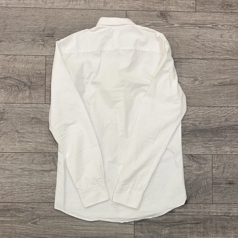 Morris skjorta | Storlek S | Skick 9/10 jätte små gula streck som inte syns men inget utöver det | Nypris: 1399kr, Mitt pris: 499kr | Hör av dig vid minsta lilla fundering! 😊. Paidat.