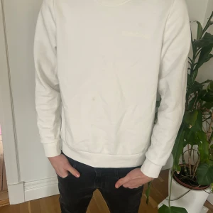 Vit fet tröja - Säljer en stilren vit tröja med en liten Peak performance logotyp på bröstet. Tröjan har långa ärmar och en klassisk passform. Perfekt till en stilren look. Nypris: 1500kr och mitt pris är så lågt som:499💫😊Hör av er om ni funderar över något😊