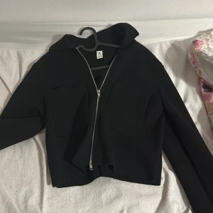 Kofta från Åhléns - Jättesnygg kappa-lik kofta från Åhléns! Köpt förra året för 600 men tyvärr inte kommit till användning 