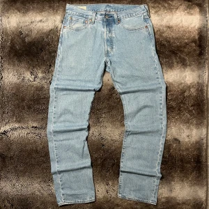 Levi’s ljusblå 501 jeans  - Säljer dessa klassiska ljusblå Levi’s 501 jeans med rak passform och knappgylf. Tillverkad i slitstarkt denim med den ikoniska läderpatchen baktill. Skriv om ni undrar något!
