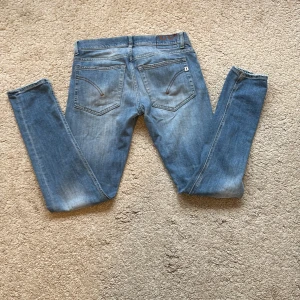 Dondup jeans - Feta dondupjeans i eftertraktad färg| strl32 se bild5| inga defekter förutom de har gått upp lite vi en av ripsen på framsidan syns knappt| skriv vid frågor eller funderingar|