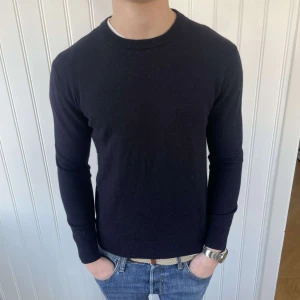 Merinoull tröja - Tjena säljer nu denna riktigt sköna och feta merinoull tröja från these glory days. Storlek L men sitter mer som M. Den är inprincip ny kom gärna med prisförslag och frågor!!😊