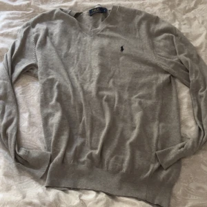 Ralph lauren v ringad tröja - 9/10 skick | har bara stått i garderoben ett tag | inga tecken på använding så näst intill 10/10 skick | perfekt för all vardag | 