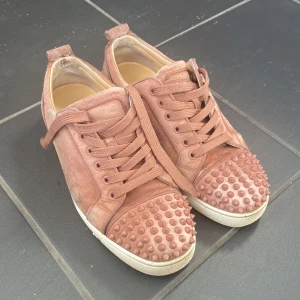 Rosa loubs med taggar💘💘 - Jätte fina rosa loubs skor som jag tidigare köpt på plick för 3500. Det följde tyvärr inte med något kvitto under mitt köp, så är osäker om de är äkta😇 Det finns lite skador på insidan av skon som man kan se där hälen sitter, men inga som är synliga… Det följer även med extra snören, taggar och en skolåda såklart!💘🌸