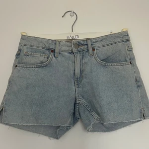 Ljusblå jeansshorts Low - Ljusblå jeansshorts Low. De har en klassisk femficksdesign och fransiga kanter.🩵