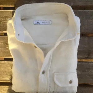 Vit skjorta från Zara - Säljer nu min snygga vit/beiga skjorta från Zara i herrstorlek S/38. Skitsnygg och perfekt på sommarn. Skriv vid frågor 