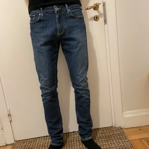 Armani Jeans - Säljer ett par snygga och Armani slim fit jeans. De är i storlek W29 L32. Jeansen är i väldigt bra skick och dessutom sitter de väldigt bra och är sköna. Jag säljer nu dessa för endast 399 kr. Hör av er vid frågor eller bud.