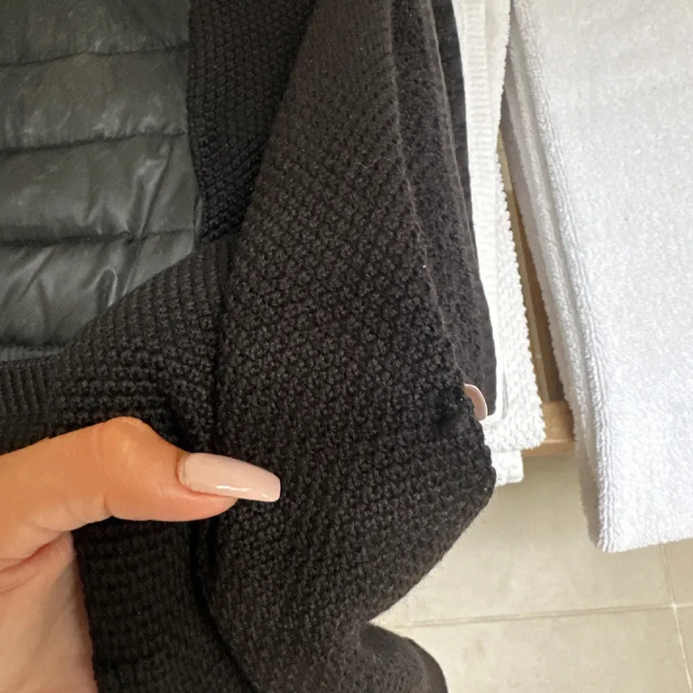 Säljer en svart jacka från Moncler. Har lagt upp denna jackan tidigare och som ni kan se så är den lite smutsig där fram men inget mer än det som syns på bilderna. + en reva i ena ärmen. Syns inte när den är på. Priset är 5000 och jag tar inte prisförslag. Nypris 10 000. Takit.