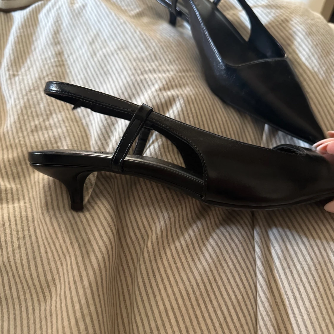 Svarta slingbacks med spetsig tå - 3
