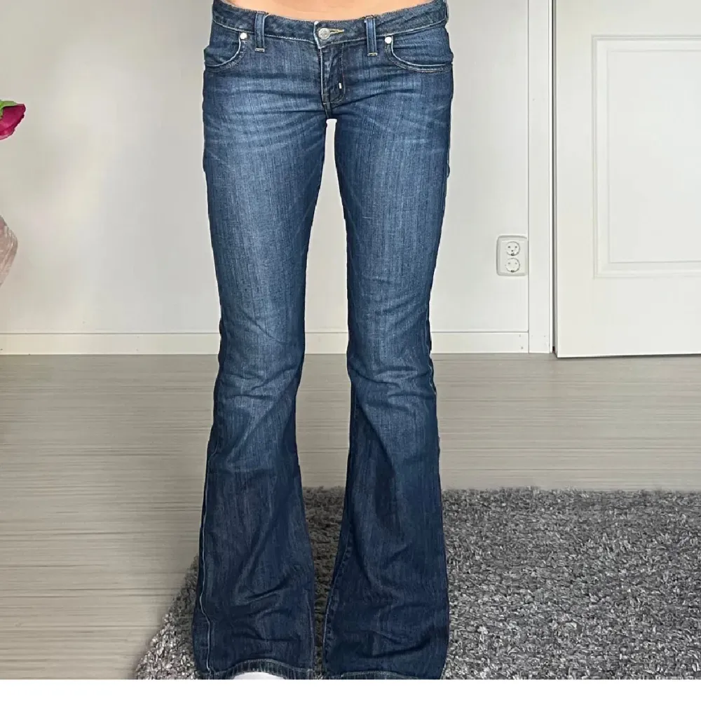 Hej säljer dem här populära superfina Snygga bootcut jeansen med låg midja. Köpta här på Plick men aldrig använda då dem inte riktigt hade min passform. Midjemått= 40 cm och innerbenslängd= 77cm. Dock är dem uppsprättade längst ner vilket gör dem ungefär 2 cm längre. Dem passar på mig som är ungefär 172 cm lång. Skriv om ni är intresserade.❤️. Farkut & Housut.