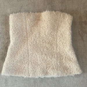 Korsett topp - En as söt ”fluffig” topp från Zara!🌷✨endast använd en gång!