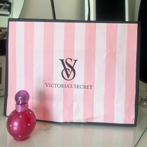 Britney spears parfym + Victoria Secret påse - Säljer en flaska av Britney Spears Fantasy parfym, aldrig använd och är som ny!💕💕💕man får även med Victoria secret påsen till🩷
