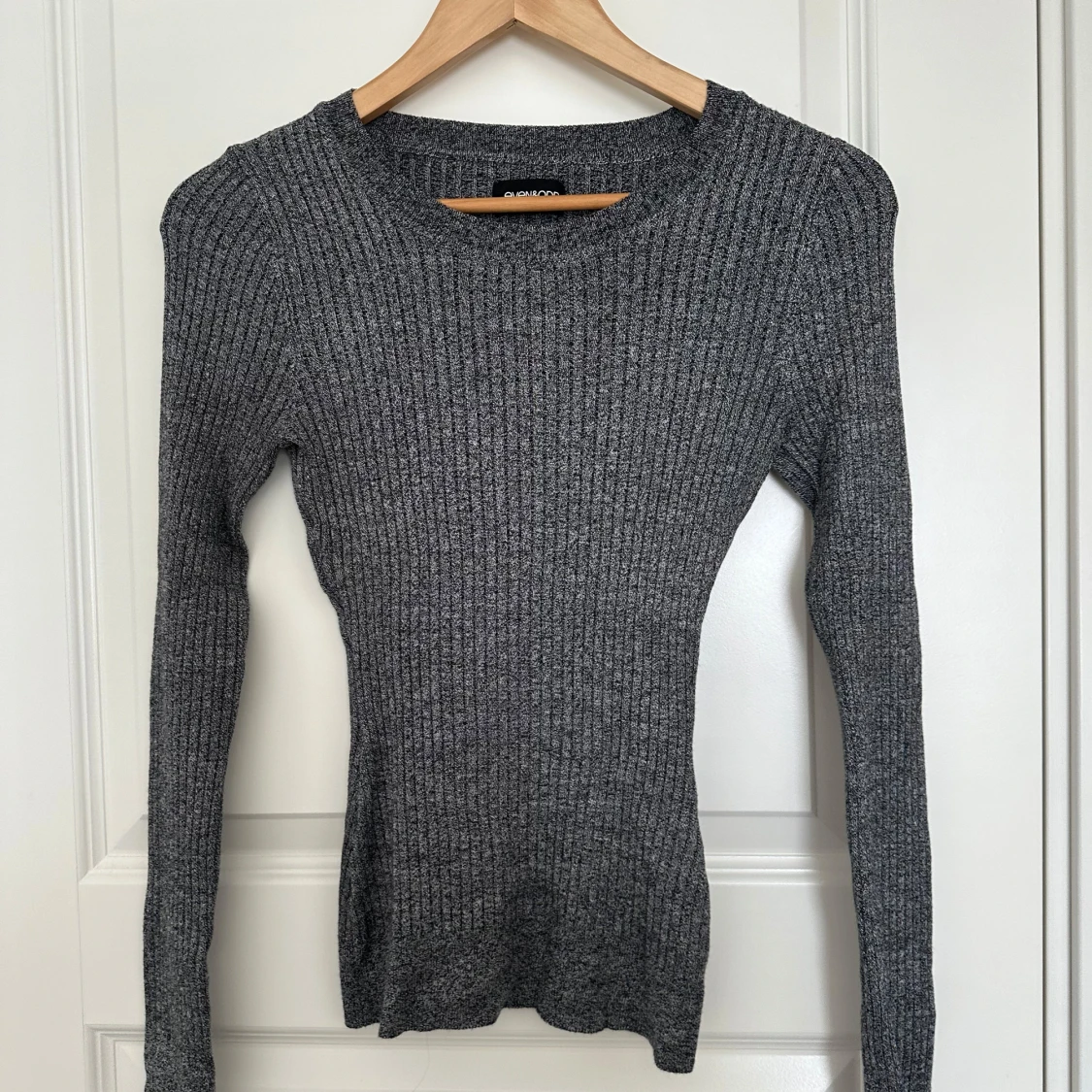 Grå ribbad tröja från Even&Odd